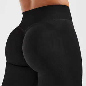 Detailaufnahme der nahtlosen High-Waist-Yogahose mit Pfirsich-Po-Konturdesign in Schwarz