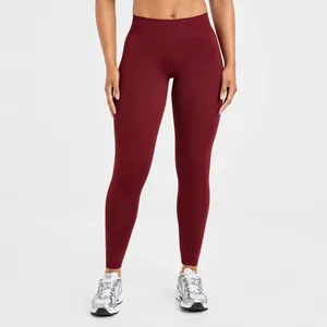 Detailansicht der burgunderroten nahtlosen Yoga-Leggings mit hoher Taille