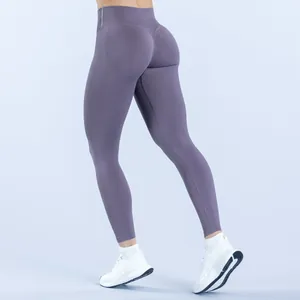 Vista laterale dettagliata di leggings da yoga viola senza cuciture con effetto push-up