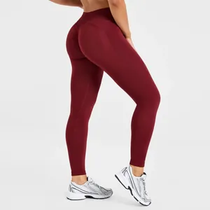 Detailansicht der nahtlosen burgunderroten Yoga-Leggings mit Peach-Butt-Lifting-Effekt