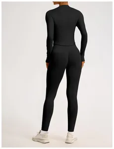 Vue arrière d'un ensemble de yoga noir côtelé sans couture avec legging effet push-up.