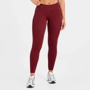 Detaillierte Ansicht der weinroten nahtlosen Yoga-Leggings mit hoher Taille am Model