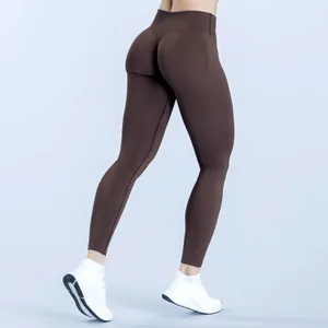 Vista dettagliata dei leggings da yoga marroni senza cuciture con effetto arricciato
