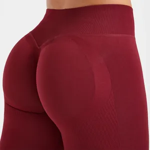 Nahaufnahme nahtloser weinroter Yoga-Leggings mit einem Peach-Butt-Lifting-Design