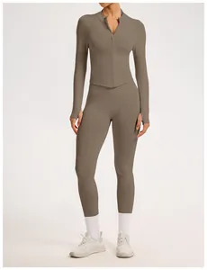 Vue d'ensemble de l'ensemble de yoga sans couture taupe avec veste zippée et legging.
