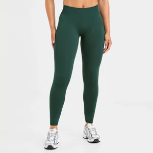 Vorderansicht der nahtlosen dunkelgrünen High-Waist-Yogahose mit Peach-Hip-Effekt für Fitness
