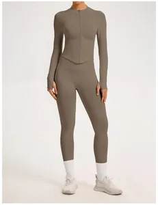 Ensemble de yoga sans couture à manches longues avec haut zippé et legging taupe
