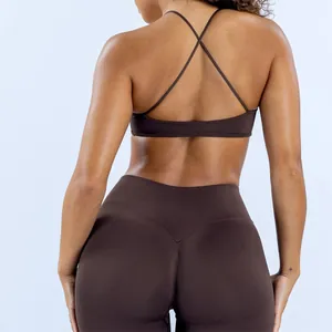 Détail du dos d'un soutien-gorge de yoga sans couture mat à bretelles croisées fines