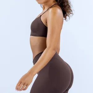 Détail de profil de l'ensemble de yoga sans couture marron chocolat avec legging