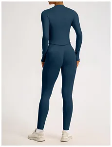 Vue arrière d'un ensemble de yoga côtelé sans couture bleu foncé avec legging et haut
