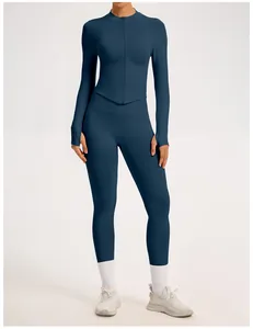 Vue détaillée d'un ensemble de yoga sans couture bleu marine avec taille côtelée.