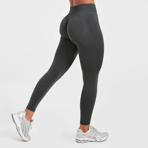 Detailansicht der nahtlosen, dunkelgrauen Leggings mit Push-up-Effekt und hoher Taille