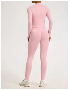 Vue arrière détaillée d'un ensemble de yoga rose sans couture à manches longues et côtelé