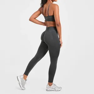 Detaillierte Makroansicht der nahtlosen High-Waist-Pfirsich-Po-Yogahose in Dunkelgrau