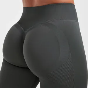 Detaillierte Ansicht nahtloser Yoga-Leggings mit Push-up-Effekt und Po-Lifting-Design
