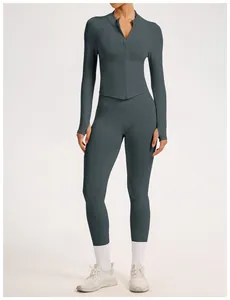 Détail d'un ensemble de yoga côtelé gris sans couture avec haut zippé et legging ajusté.