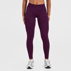 Detailansicht lila nahtlose Yoga-Leggings mit High-Waist und Peach-Butt-Sitz.