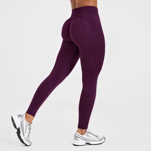 Detailansicht der lila nahtlosen High-Waist-Leggings mit Push-Up-Effekt für Sport