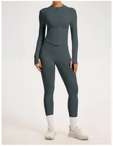 Ensemble de yoga gris sans couture avec veste zippée à manches longues et legging taille haute.