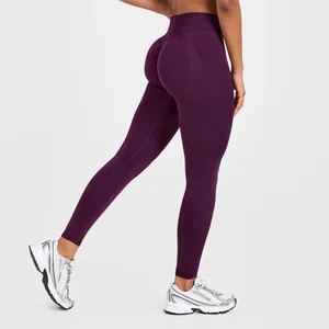 Detailansicht der lila nahtlosen Yogahose mit Push-Up-Effekt und hoher Taille von hinten