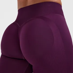Nahaufnahme der lila nahtlosen Yoga-Leggings mit einem Peach Butt Lifting Design Effekt