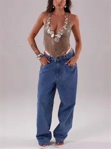 Haut de gilet sexy en cotte de mailles argentée avec pendentifs en coquillage.