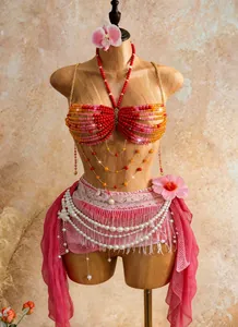 Vue détaillée d'un soutien-gorge perlé coloré avec chaîne de taille et décorations.