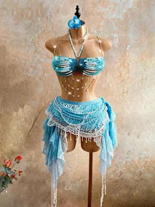 Détail du haut de bikini perlé bleu et de la jupe en dentelle à franges pour festivals