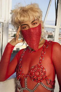 Detailansicht einer luxuriösen roten Strass-Netzmaske für modische Festival-Party-Outfits