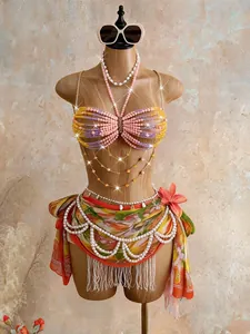 Détail d'un soutien-gorge chaîne de corps en perles acryliques avec chaîne de taille