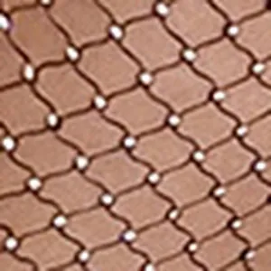 Detalle de primer plano de pantalones de red sexy con malla y brillantes strass