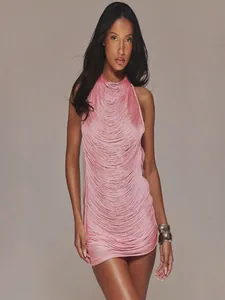 Gedetailleerd zicht op de roze franje textuur van deze sexy halternek bodycon feestjurk