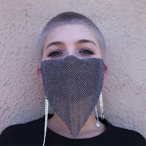 Nahaufnahme einer glitzernden Metall-Strass-Maske mit hängenden silbernen Kettendetails