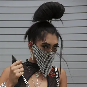 Detailansicht von funkelndem silbernem Metallgitter-Gesichtsmasken-Schmuck mit Strass.