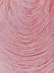 Macro-opname van de roze franjes op een sexy mouwloze cocktailjurk voor feest