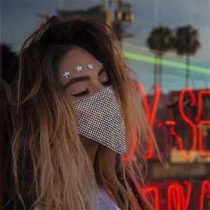 Detailaufnahme einer funkelnden Strass-Metall-Netzmaske für Festival-Party-Kleidung