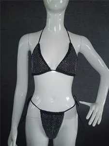 Sexy ensemble de bikini noir deux pièces avec des strass irisés sur un mannequin.