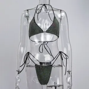 Vue détaillée d'un bikini triangle noir sexy avec des strass scintillants irisés.