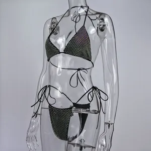 Détail d'un ensemble de bikini noir sexy avec strass sur un mannequin transparent de mode.