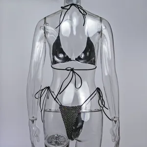Gros plan d'un ensemble bikini sexy avec strass multicolores et haut noir brillant