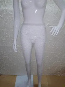 Detalle de leggings de malla blanca con pedrería brillante para el escenario