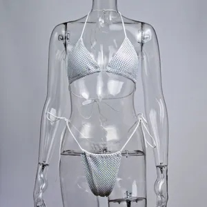 Détail frontal d'un ensemble de bikini blanc à strass brillants sur un mannequin transparent