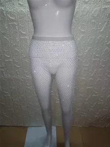 Vista detallada de la textura de leggings de rejilla con pedrería blanca en un maniquí