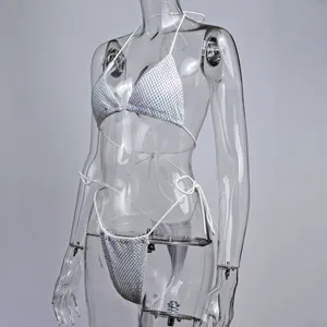 Détail d'un ensemble de bikini sexy en strass blancs sur un mannequin transparent