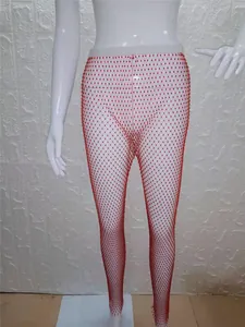 Vista detallada de leggings de red rojos con diamantes para fiestas y escenario.