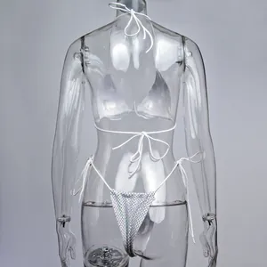 Vue arrière d'un ensemble de bikini scintillant en strass avec des liens blancs.