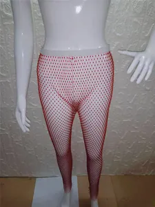 Detalle de leggings rojos de rejilla con brillantes adornos de diamantes de imitación.
