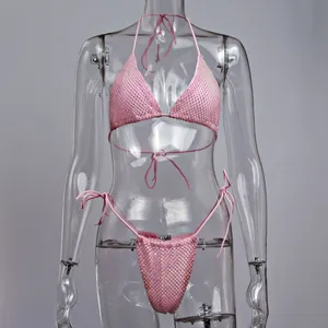 Vue détaillée d'un bikini rose à strass avec cristaux étincelants sur mannequin