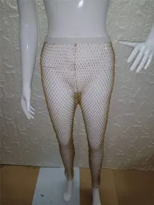 Detalle de los sexys leggings de malla dorada con pedrería para actuaciones.