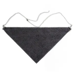 Detailansicht eines schwarzen Metallnetz-Bandana mit verstellbarer Silberkette